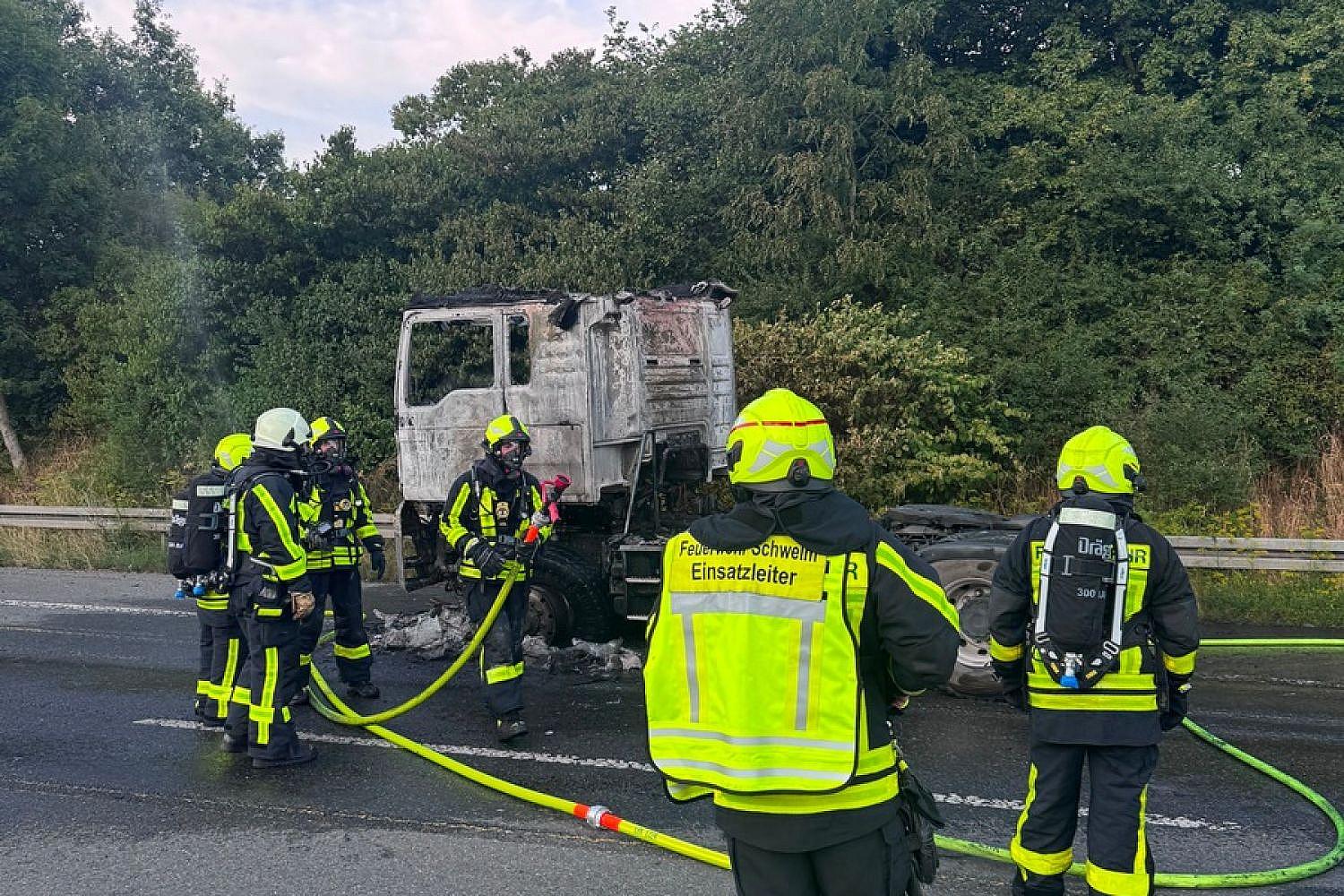 Vollbrand einer Lkw-Zugmaschine auf A1 bei Schwelm