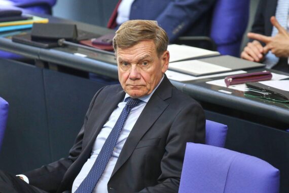 Johann Wadephul spricht über Iran und NATO-Gipfel; geplante Minenräumung in Hormus.