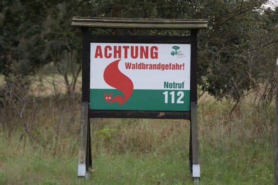 Feuerwehr im Waldbrandgebiet bei Hochwand/Lackenbergwand, Hubschrauber im Einsatz, keine Ausbreitung in der Nacht.
