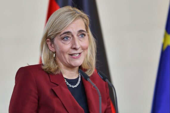 Nina Warken präsentiert Gesetz zur Krankenkassenreform im Bundestag, Fokus auf finanzielle Entlastung.