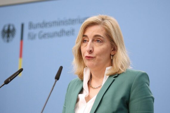 Nina Warken präsentiert Krisenrufnummer zur Suizidprävention in Deutschland. Unterstützung und Erreichbarkeit im Fokus.