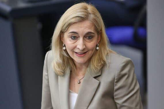 Anja Weisgerber lobt Nina Warken; Foto zeigt Nina Warken (Archiv) vor politischem Hintergrund.