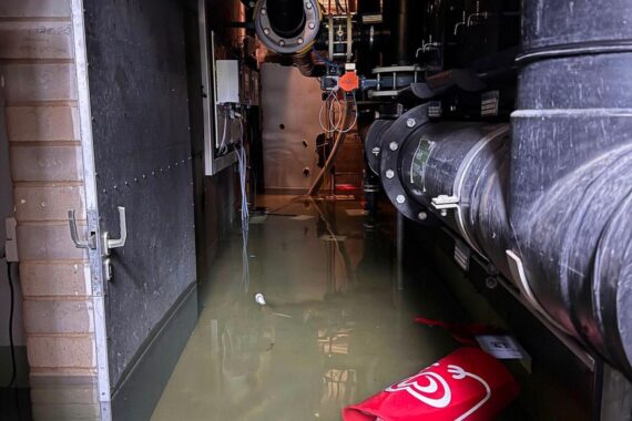 Wassereinbruch: Keller des Westerwaldbads Westerburg vollgelaufen, Feuerwehr pumpt Wasser ab, Einsatz mit Abschaltung.