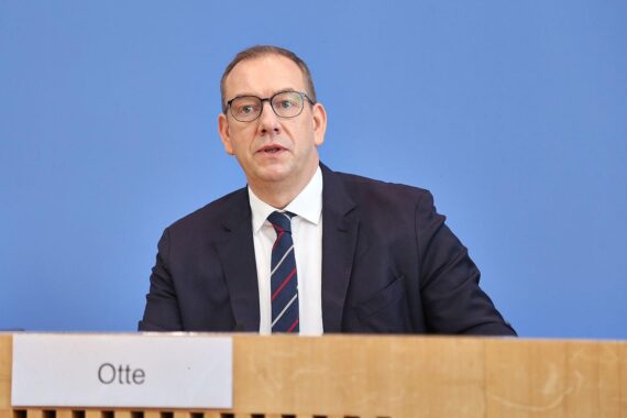 Henning Otte warnt vor Benachteiligung von Bundeswehr-Bestandspersonal und kritisiert Pistorius’ Planungen.