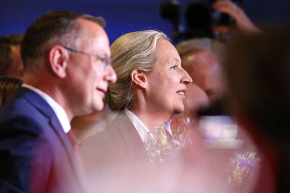 Alice Weidel und Tino Chrupalla feiern ihre Wiederwahl als AfD-Vorsitzende auf Parteitag.