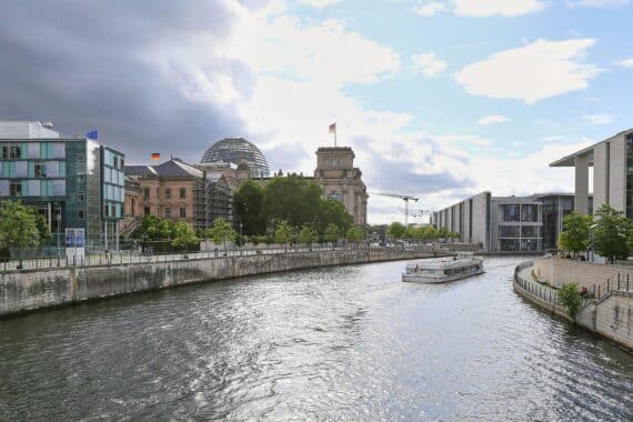Deutscher Bundestag in Berlin, bewölkter Himmel, vereinzelte Schauer und Gewitter, abends trockener Abend in Deutschland.
