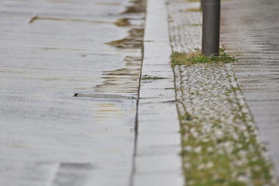 Wechselhaftes Regenwetter: wolkiger Himmel mit Schauern, möglich starke Gewitter, Temperaturspannen 11–30°C.