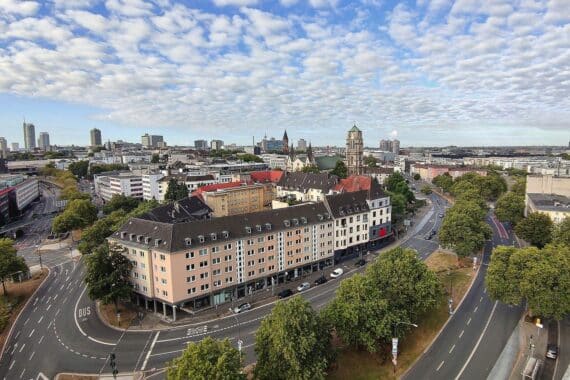 Blick auf bewölkten Himmel mit Regen, Wind und milden Temperaturen in Nordrhein-Westfalen.