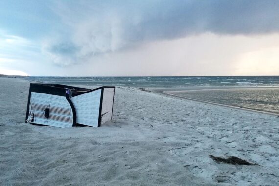 Umgekippter Strandkorb bei Gewittern in Norddeutschland, Starkregen, Sturmböen und Hagel (Archivfoto).
