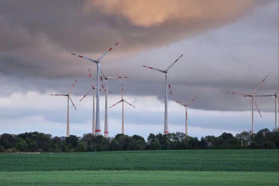 Windräder im Archiv vor wechselnd bewölktem Himmel in Thüringen, mit Hinweis auf Schauer/Gewitter.
