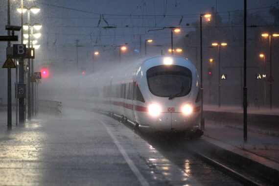 ICE-Zug bei Gewitter: Unwetterwarnung, mögliche Hagelschäden und Überflutungen.