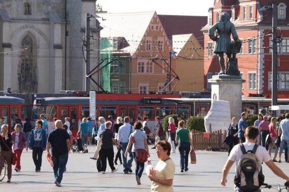 Marktplatz in Halle (Archiv): warmes Wetter in Sachsen-Anhalt, ab Freitag Gewitter mit Starkregen, Hagel, Sturm.