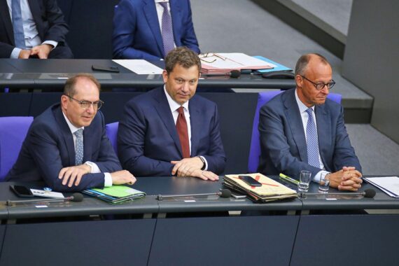 Politiker diskutieren Steuerreform und Entlastungen für kleine und mittlere Einkommen in Berlin.