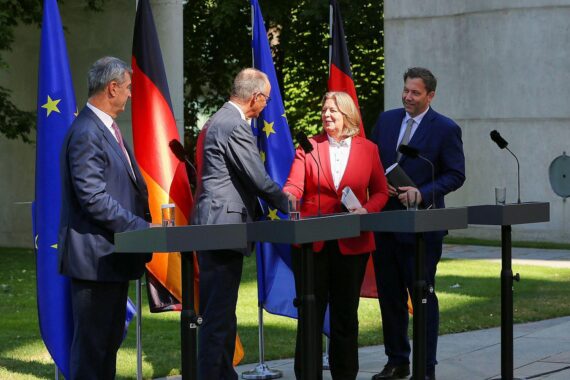 Pressekonferenz mit Wirtschaftsweisem, der über Koalitionsbeschlüsse und Reformen spricht.