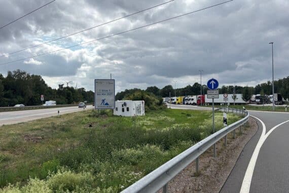 Wohnmobil verunglückt auf der Autobahn 1, liegt auf der Seite neben der Schutzplanke (Archivfoto).