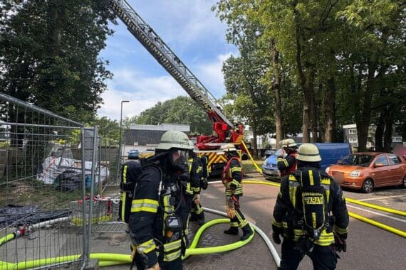 Brandeinsatz mit Feuerwehr, Rauch, Rettung von Personen, beschädigtes Mehrfamilienhaus in Erkrath.