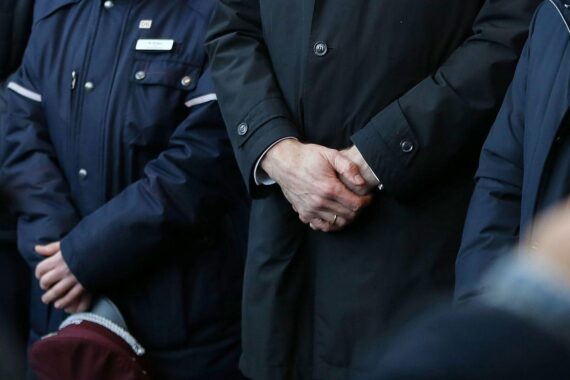 Schweigeminute nach Tod eines Zugbegleiters: Gerichtsurteil, Zugbegleiter verletzt, Fahndung wegen Angriffs (Archivfoto).