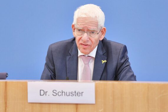 Josef Schuster diskutiert Antisemitismus und Organspende im politischen Kontext.