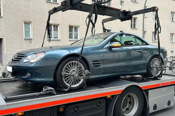 Polizeiwagen/gesichertes Fahrzeug im Archiv; Ermittlungen des Zolls in Berlin wegen mutmaßlicher Schwarzarbeit.