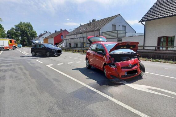 Feuerwehr und Einsatzkräfte an der Unfallstelle mit zwei Pkw an der Kreuzung Ender Tal/Gederner Straße.