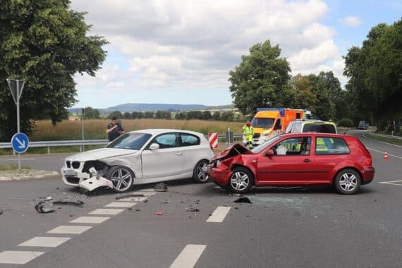 Zwei Unfallfahrzeuge: roter VW Golf und BMW prallen auf der B252 bei Steinheim zusammen.