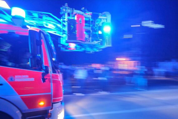 Dachstuhlbrand in Krankenhaus: Feuerwehr im Einsatz, Evakuierung von Patienten und Mitarbeitern.
