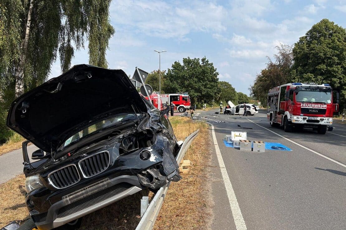 Zwei Verletzte bei Verkehrsunfall auf Venloer Straße in Moers