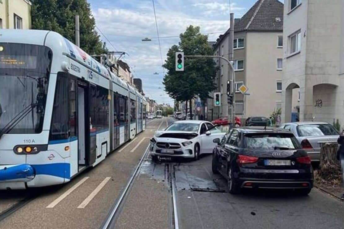 Zwei Verletzte bei Zusammenstoß mit Straßenbahn in Bochum