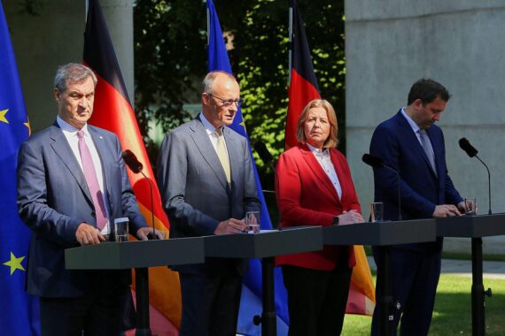 Pressekonferenz in Berlin: Regierungssprecher und Politiker vor Mikrofonen, Archivfoto zur IFG-Reform-Kritik.