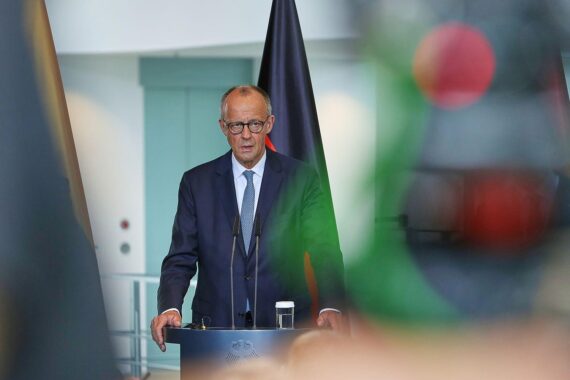 Friedrich Merz lobt Trump nach dem NATO-Gipfel in Ankara; Trump bleibt konstruktiv und im Sitzungssaal.