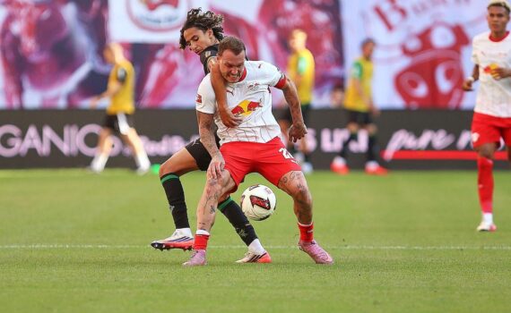 RB Leipzig feiert mit Spielern auf dem Feld gegen Borussia Mönchengladbach (3:0, 29.08.2026).