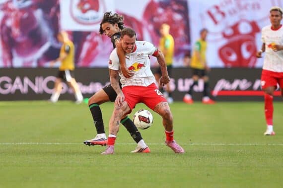 RB Leipzig feiert mit Spielern auf dem Feld gegen Borussia Mönchengladbach (3:0, 29.08.2026).