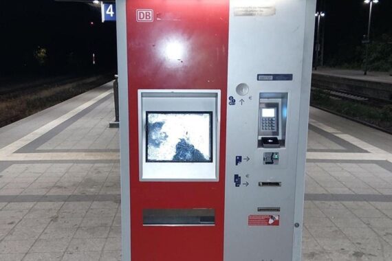 Beschädigte Automaten im Hauptbahnhof Neustrelitz, insbesondere ein Fahrkartenautomat mit zerstörtem Display.