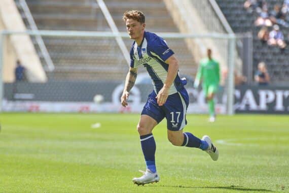 Fußballspiel: Hertha BSC siegt 1:0 in Bochum; Tor von Sebastian Grönning, Jubel vor Stadionkulisse.