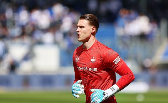 Fußballspiel: 1. FC Kaiserslautern vs. Karlsruher SC, torloses Remis, Torhüter Julian Krahl im Fokus.