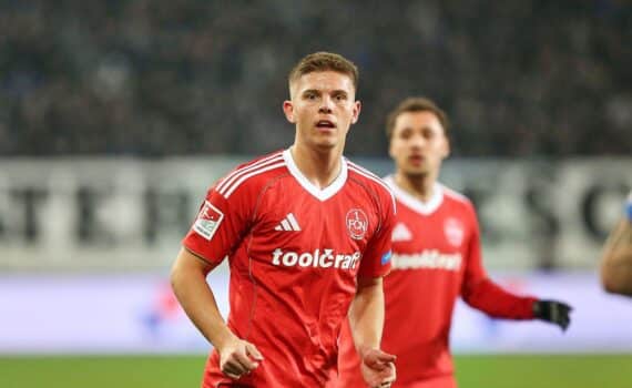 Spielszene beim 1. FC Nürnberg: Finn Ole Becker (Archiv) mit Teamjubel nach 4:1 gegen Arminia Bielefeld.