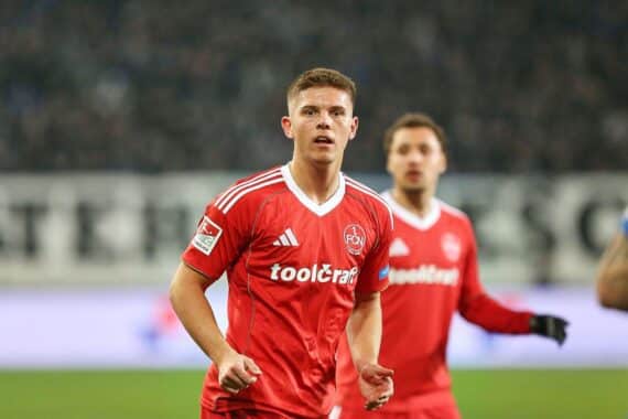 Spielszene beim 1. FC Nürnberg: Finn Ole Becker (Archiv) mit Teamjubel nach 4:1 gegen Arminia Bielefeld.