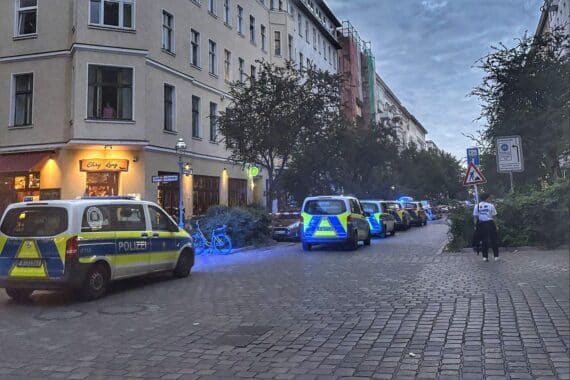 Polizeiabsperrung in Berlin-Kreuzberg: Schüsse in der Graefestraße, Verdächtige flüchtig, Einsatzkräfte vor Ort.