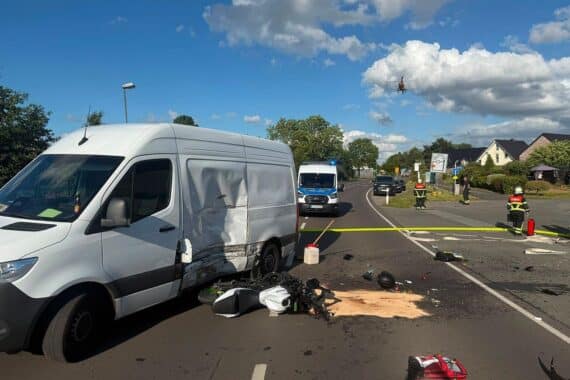 Verletzter Motorradfahrer nach Frontalzusammenstoß auf der L140 bei Hollern-Twielenfleth, Polizei sichert Unfallstelle.