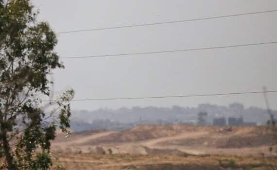 Blick von Israel in den Gazastreifen (Archiv): humanitäre Helfer im Kriegsgebiet, bedroht und geschützt.