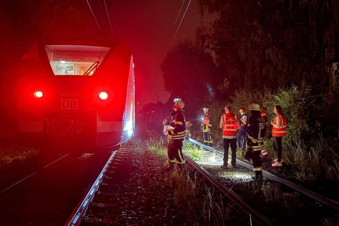 52 Passagiere nach Zugkollision mit Baum in Dortmund evakuiert