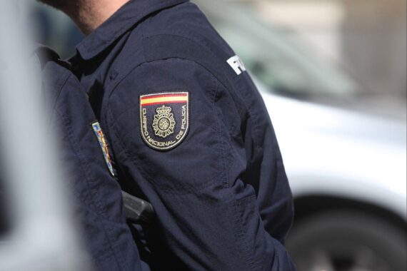 Spanische Polizei: beschlagnahmte Beweismittel, Schnellboote und festgenommene Verdächtige im Mittelmeer-Rauschgiftschmuggel.