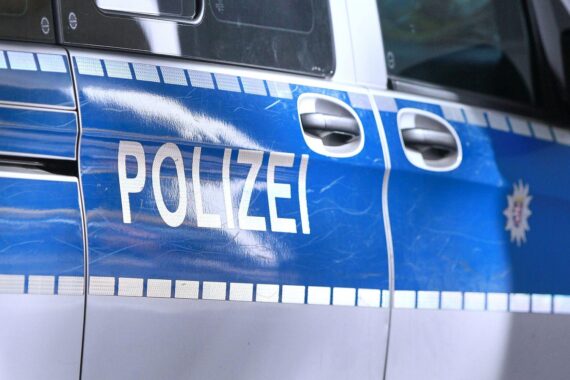 Polizei-Archivfoto: Einsatzwagen und Unfallort, symbolisch nach tödlichem Verkehrsunfall in Osterweddingen.