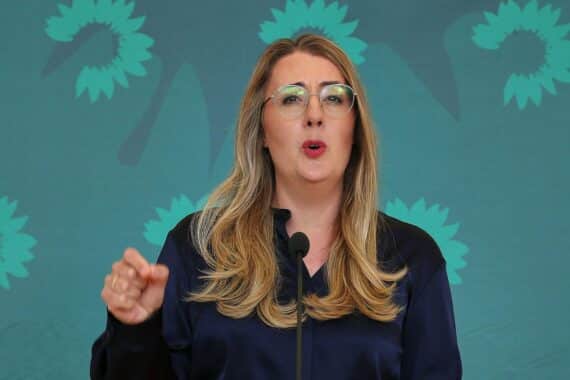 Katharina Dröge im Archivfoto, vor dem Hintergrund politischer Kritik zu Hitzetoten und Klimaschutz.