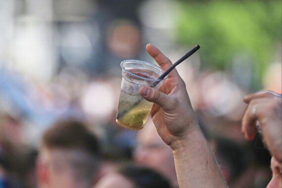 Mann mit alkoholischem Getränk (Archiv): AOK fordert stärkere Prävention gegen Alkohol und Tabak.