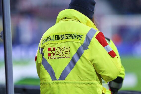 Sanitäter im Archiv: Der ASB-Bundeschef fordert neuen Zivildienst mit Qualifizierung und Einsatzwahl.