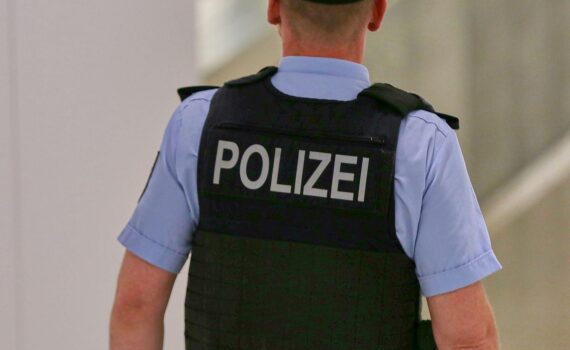 Polizisten (Archiv) vor Berliner Sicherheitsbehörden: Zusammenarbeit Polizei und Nachrichtendienste bei hybriden Bedrohungen.