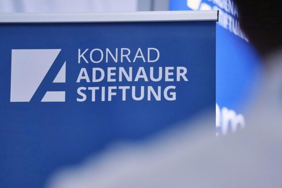 Konrad-Adenauer-Stiftung-Archivfoto: Annegret Kramp-Karrenbauer und Hermann Gröhe warnen vor Kürzungen globaler Gesundheit.
