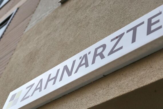 Zahnärzte im Archiv: Klaus Reinhardt kritisiert AfD wegen Ärztemangel und Zuwanderung ausländischer Ärzte.