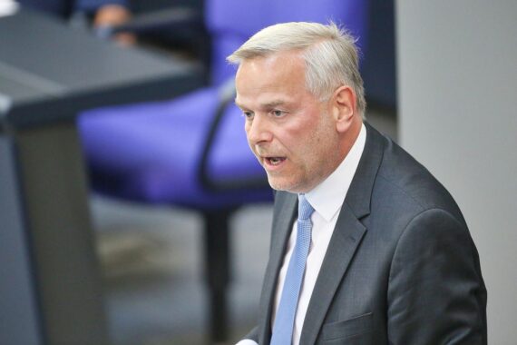 AfD-Spitzenkandidat Leif-Erik Holm im Archivfoto, spricht über Renteneintritt nach Beitragsjahren.